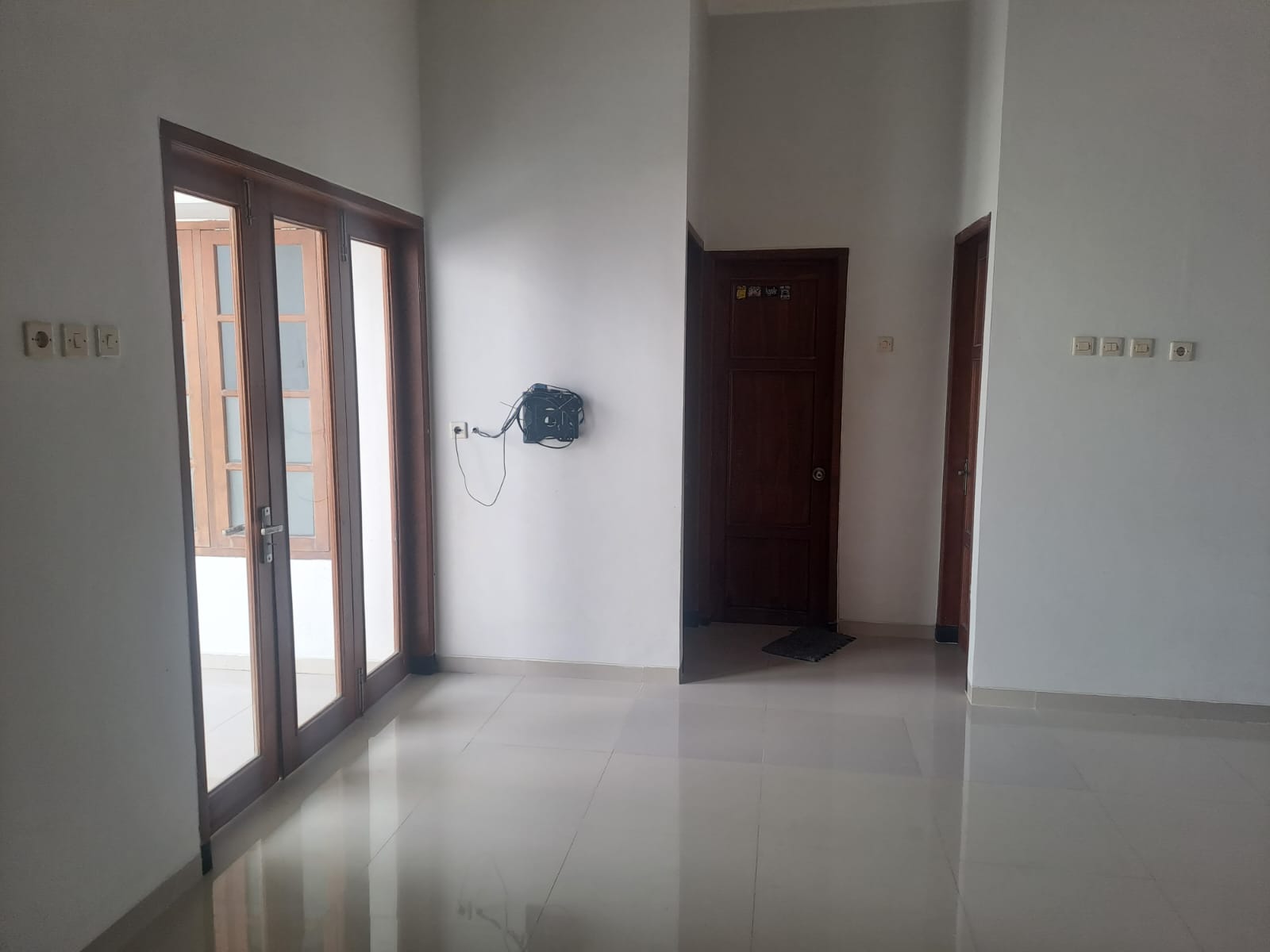 Disewakan Rumah Cantik Terawat Full Furniture Dekat Kampus UNSUD dan GOR