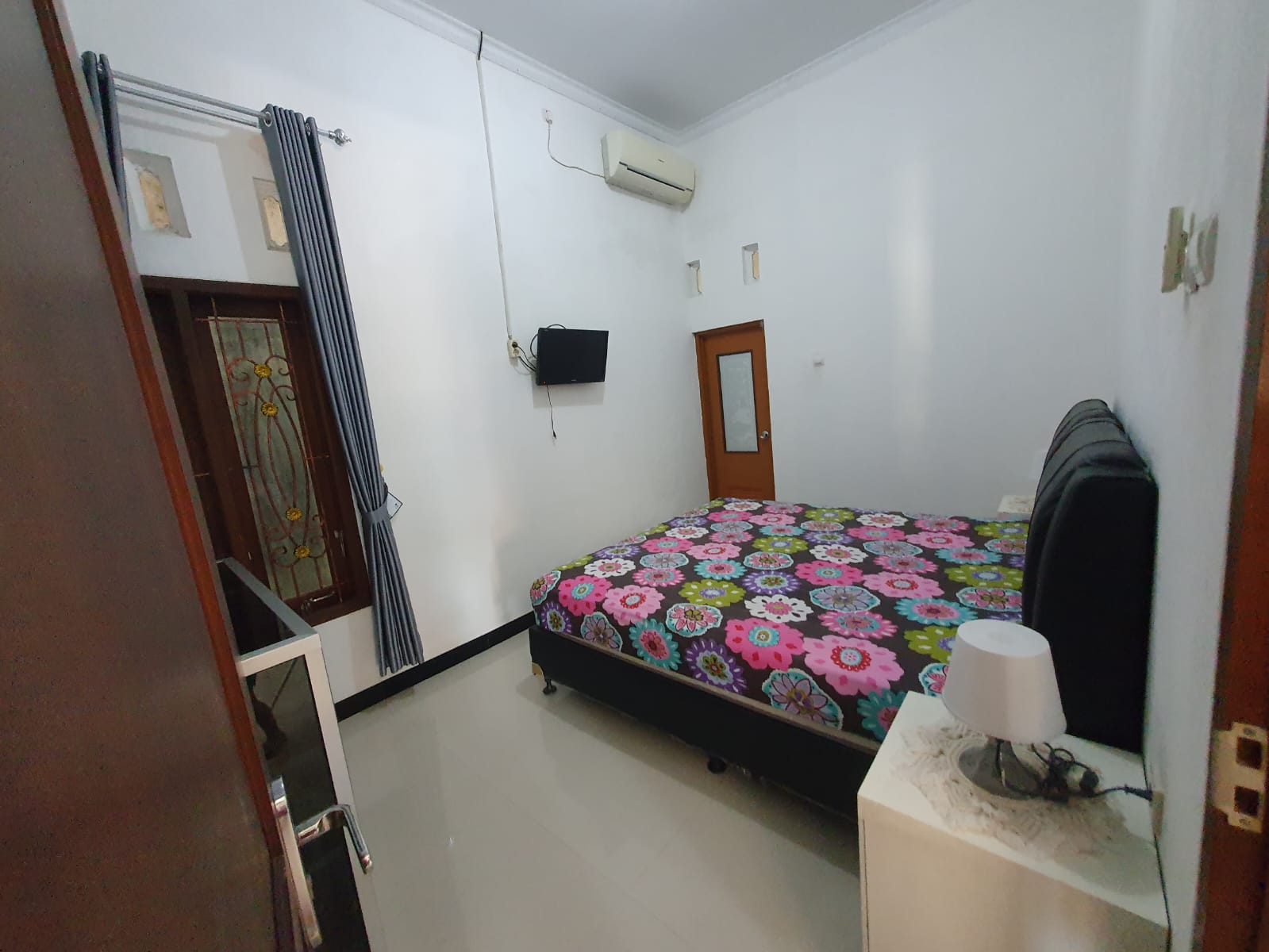 Disewakan Rumah FULL FURNISHED, luas, nyaman bersih dan terawat,  cocok untuk keluarga, rumah dinas, kantor online.