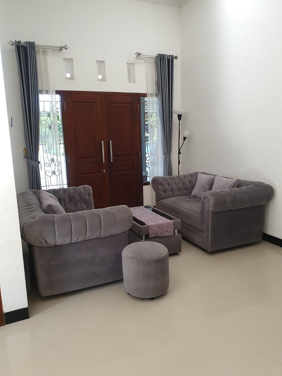 Disewakan Rumah FULL FURNISHED, luas, nyaman bersih dan terawat,  cocok untuk keluarga, rumah dinas, kantor online.