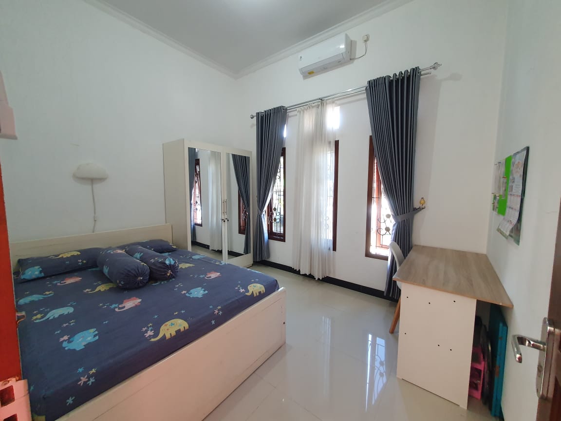 Disewakan Rumah FULL FURNISHED, luas, nyaman bersih dan terawat,  cocok untuk keluarga, rumah dinas, kantor online.