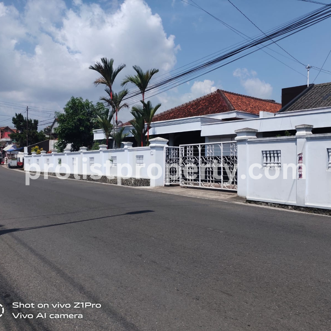 Rumah Klasik Kayu Jati Halaman Luas Dekat Stasiun Purwokerto