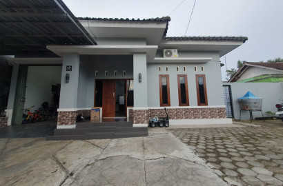 Disewakan Rumah FULL FURNISHED, luas, nyaman bersih dan terawat,  cocok untuk keluarga, rumah dinas, kantor online.