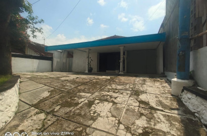 Rumah Terawat Halaman Luas Lokasi Strategis Jarak 600 Meter Ke Stasiun