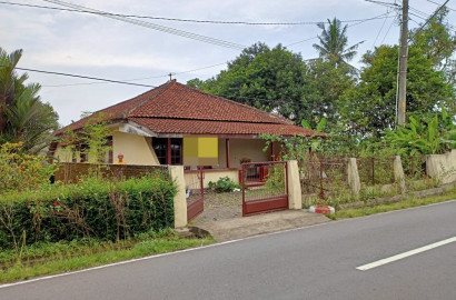 Dijual Rumah Dengan Halaman Luas di Kembaran