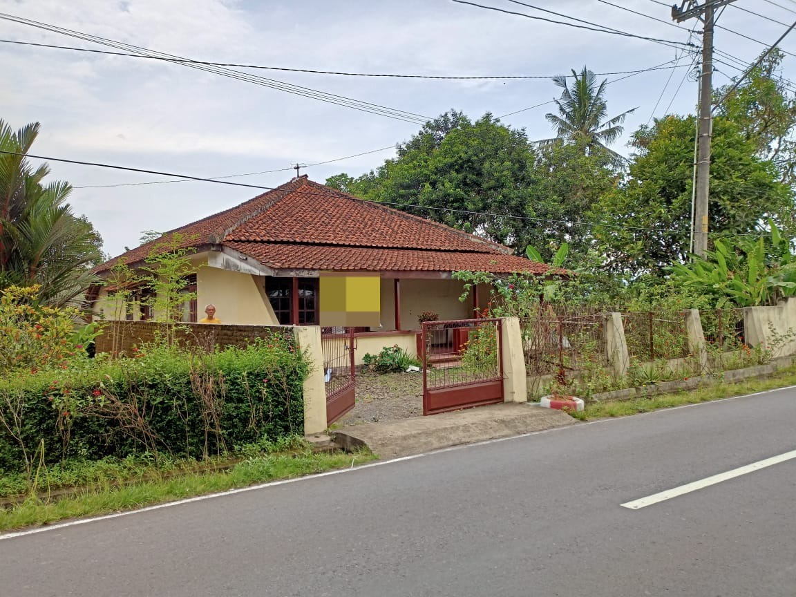 Dijual Rumah Dengan Halaman Luas di Kembaran