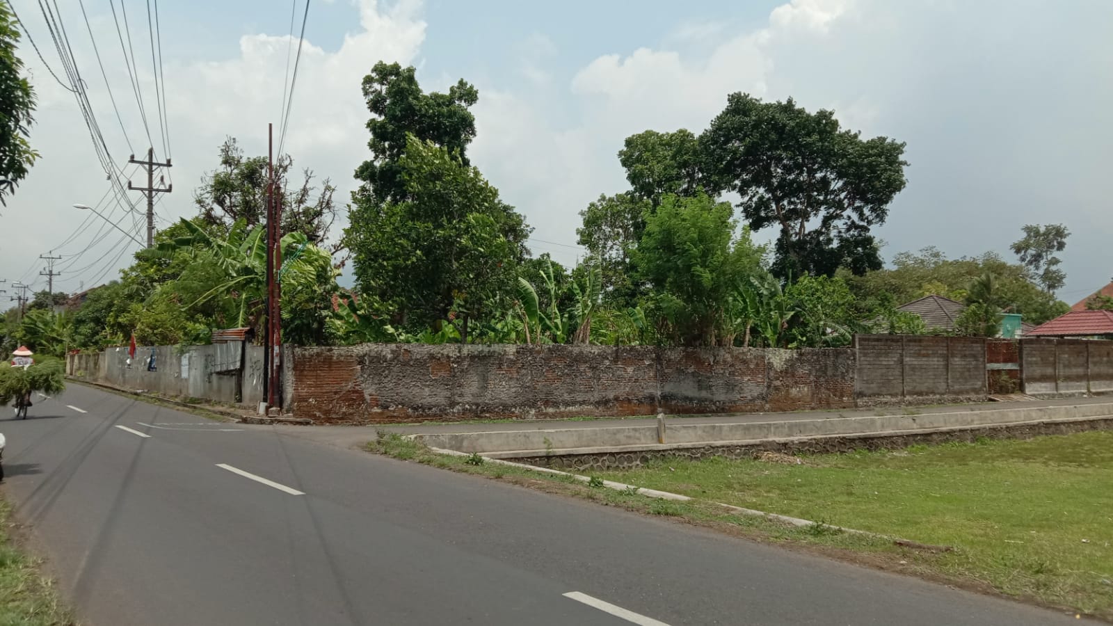 Dijual Rumah Dengan Halaman Luas di Kembaran