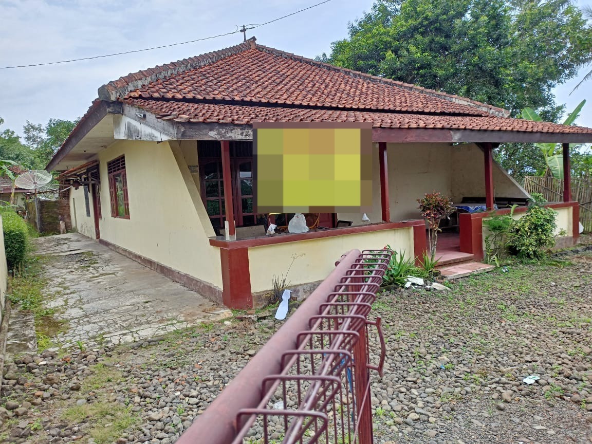 Dijual Rumah Dengan Halaman Luas di Kembaran