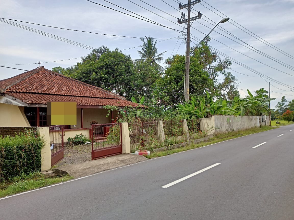 Dijual Rumah Dengan Halaman Luas di Kembaran