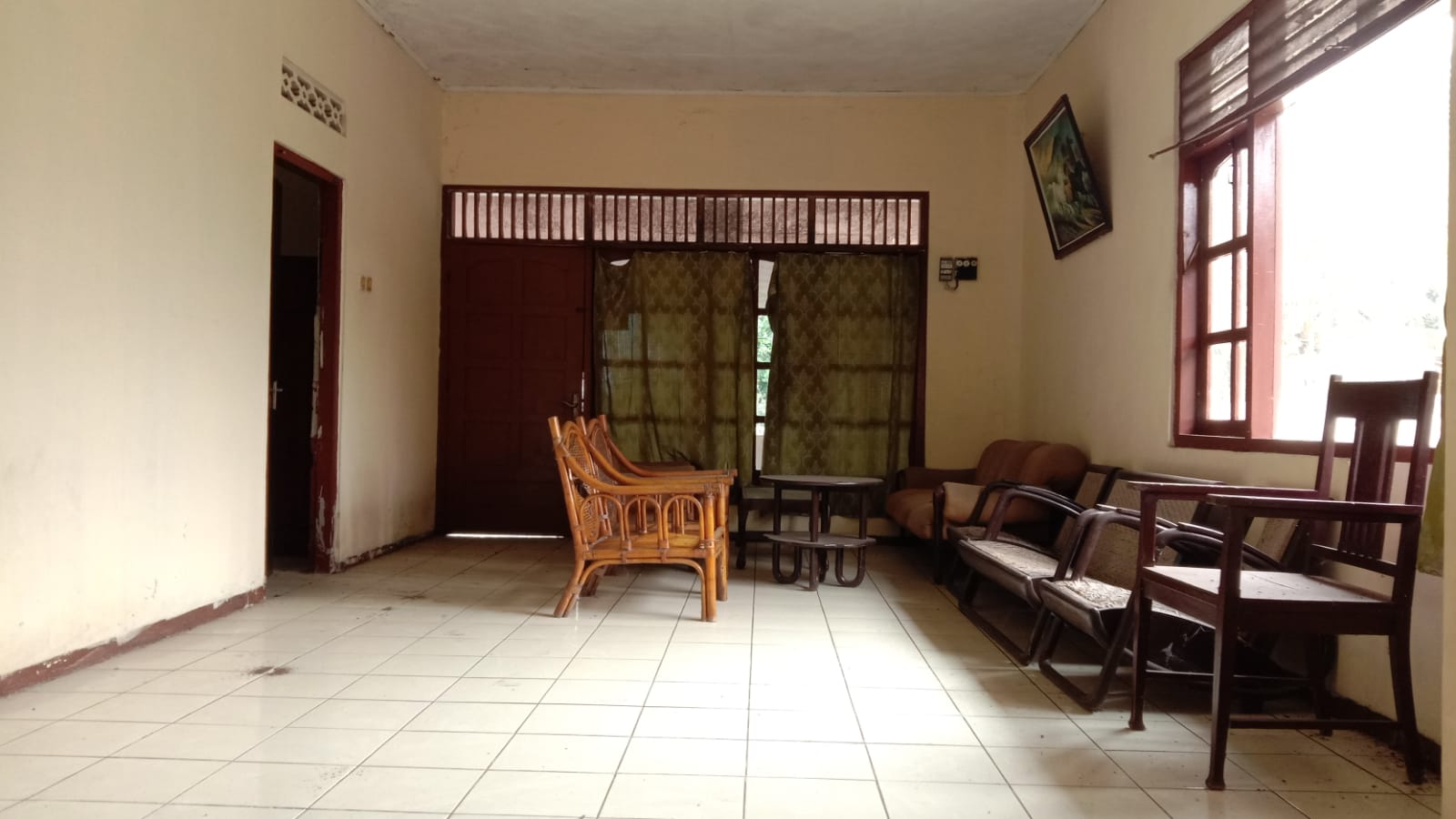 Dijual Rumah Dengan Halaman Luas di Kembaran