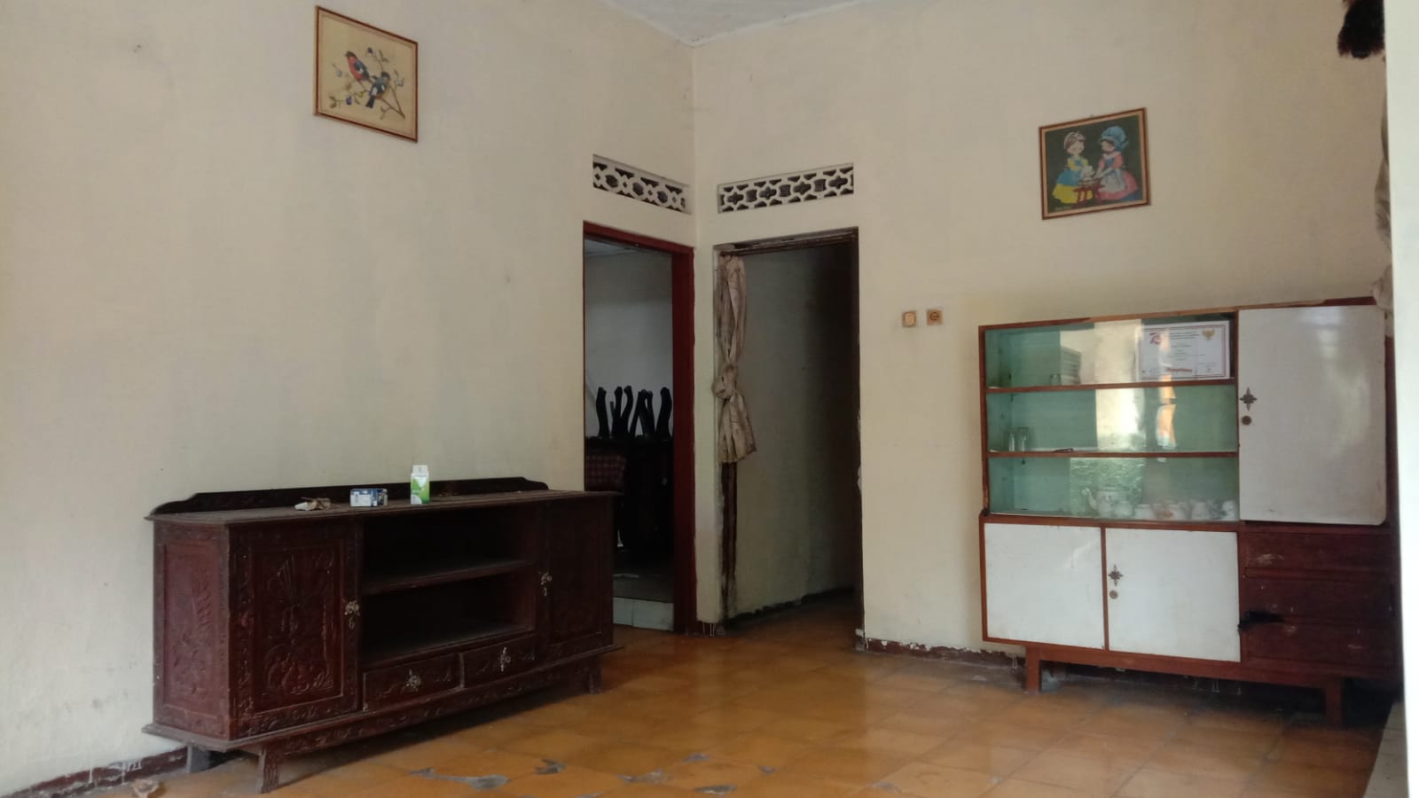 Dijual Rumah Dengan Halaman Luas di Kembaran