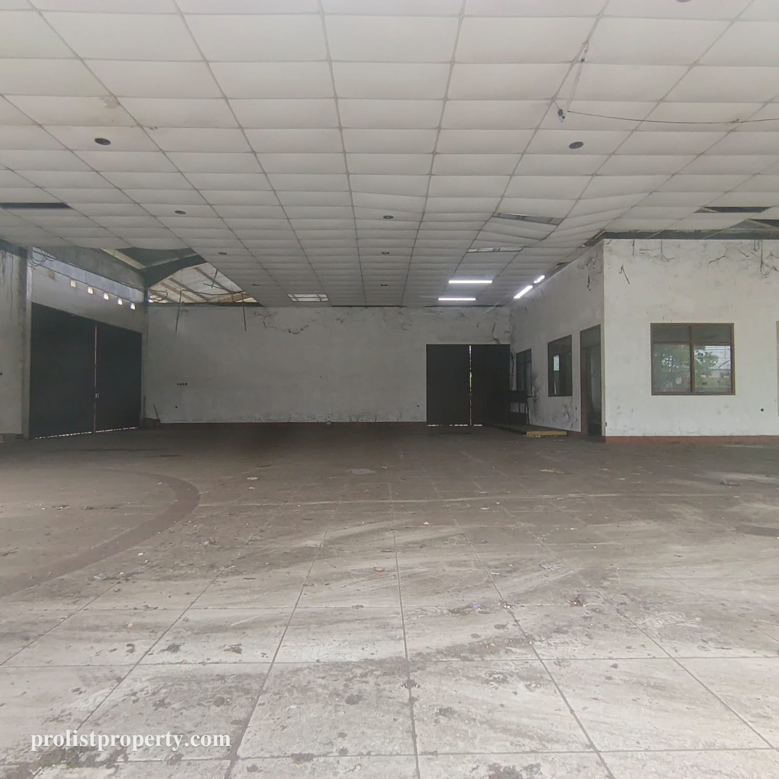 Dijual Gedung Showroom Lokasi Jl Jend Sudirman Purwokerto.