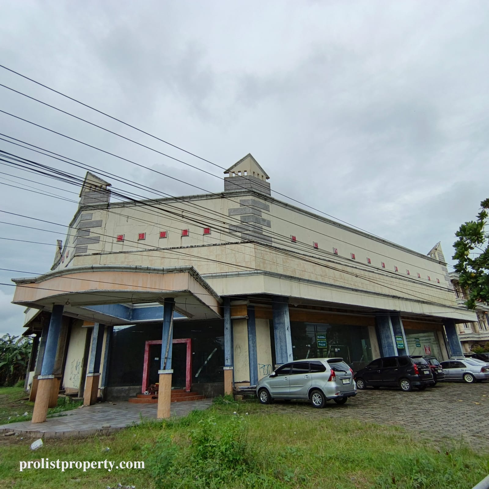 Dijual Gedung Showroom Lokasi Jl Jend Sudirman Purwokerto.