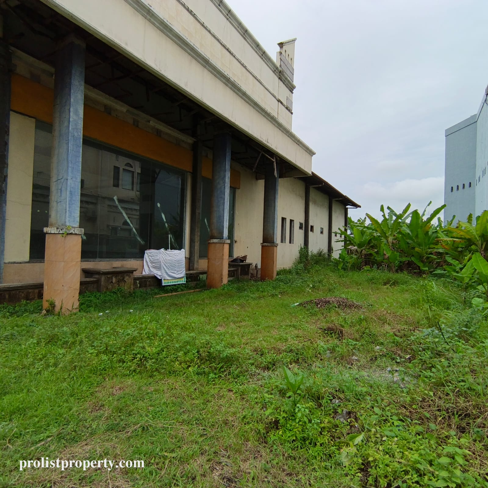 Dijual Gedung Showroom Lokasi Jl Jend Sudirman Purwokerto.