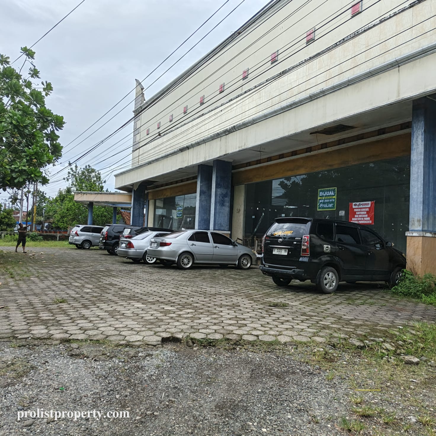 Dijual Gedung Showroom Lokasi Jl Jend Sudirman Purwokerto.