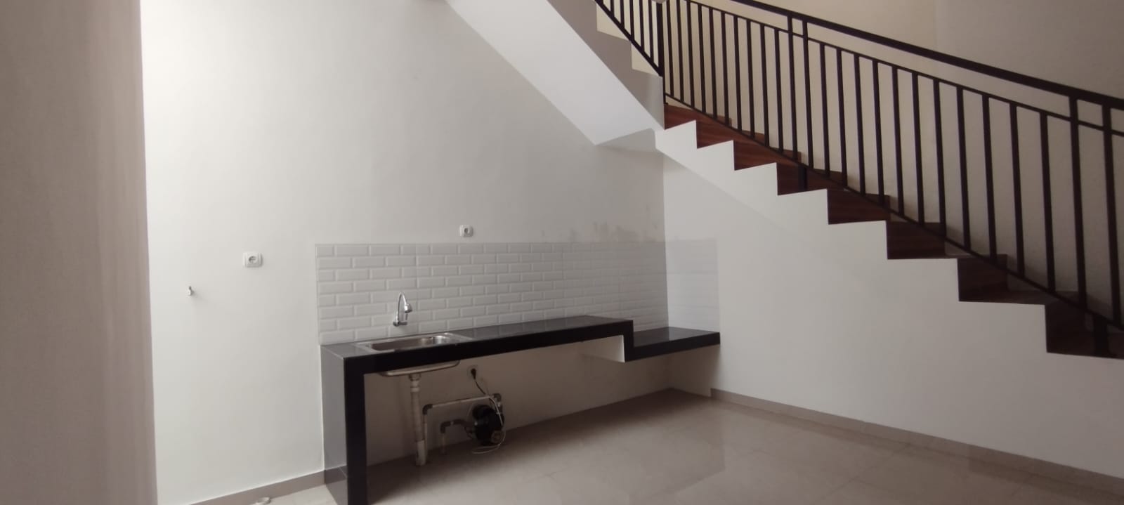 DIJUAL RUMAH MINIMALIS 1,5 LANTAI , DEKAT SEKOLAH NASIONAL 3 BAHASA PUTERA HARAPAN