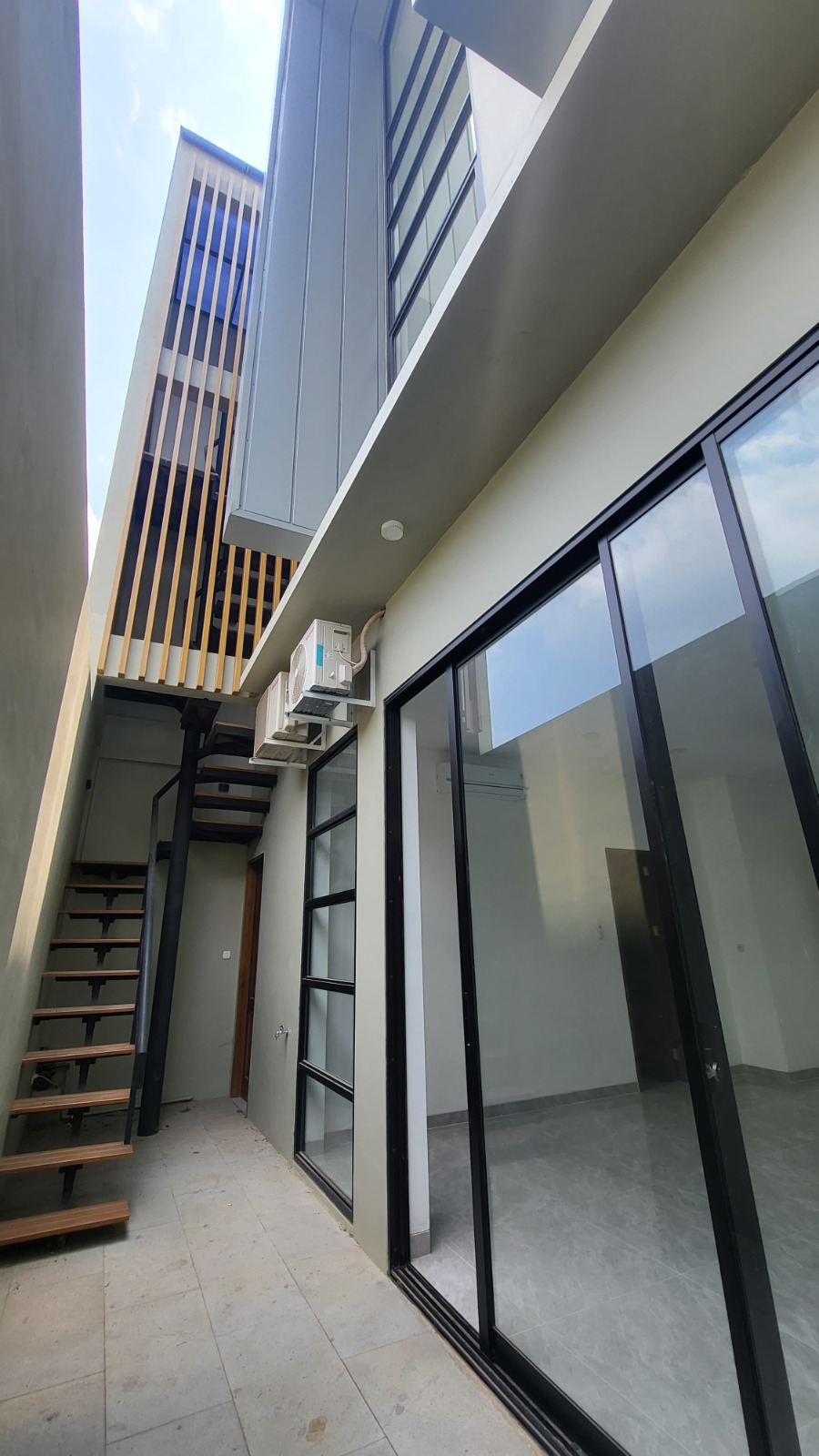 Rumah Minimalis Di Pusat Kota Dekat Menara Teratai - Kalibener