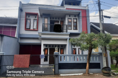 Dijual Rumah 2 Lantai Luas dan Terawat