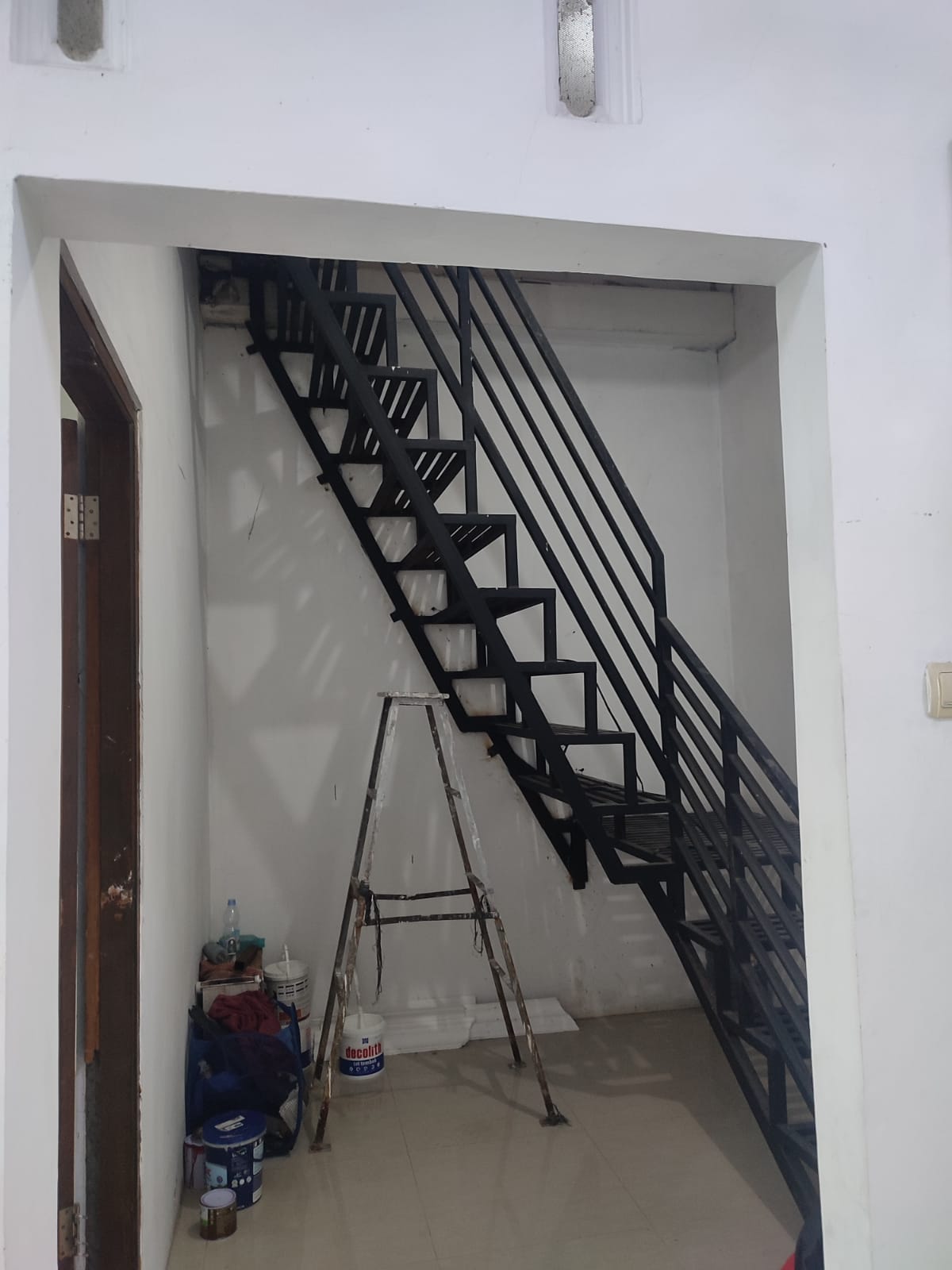 Dijual Rumah 2 Lantai Luas dan Terawat
