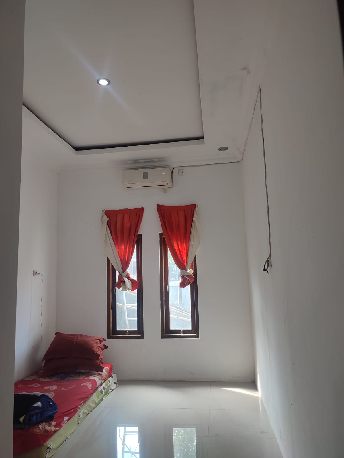 Dijual Rumah 2 Lantai Luas dan Terawat