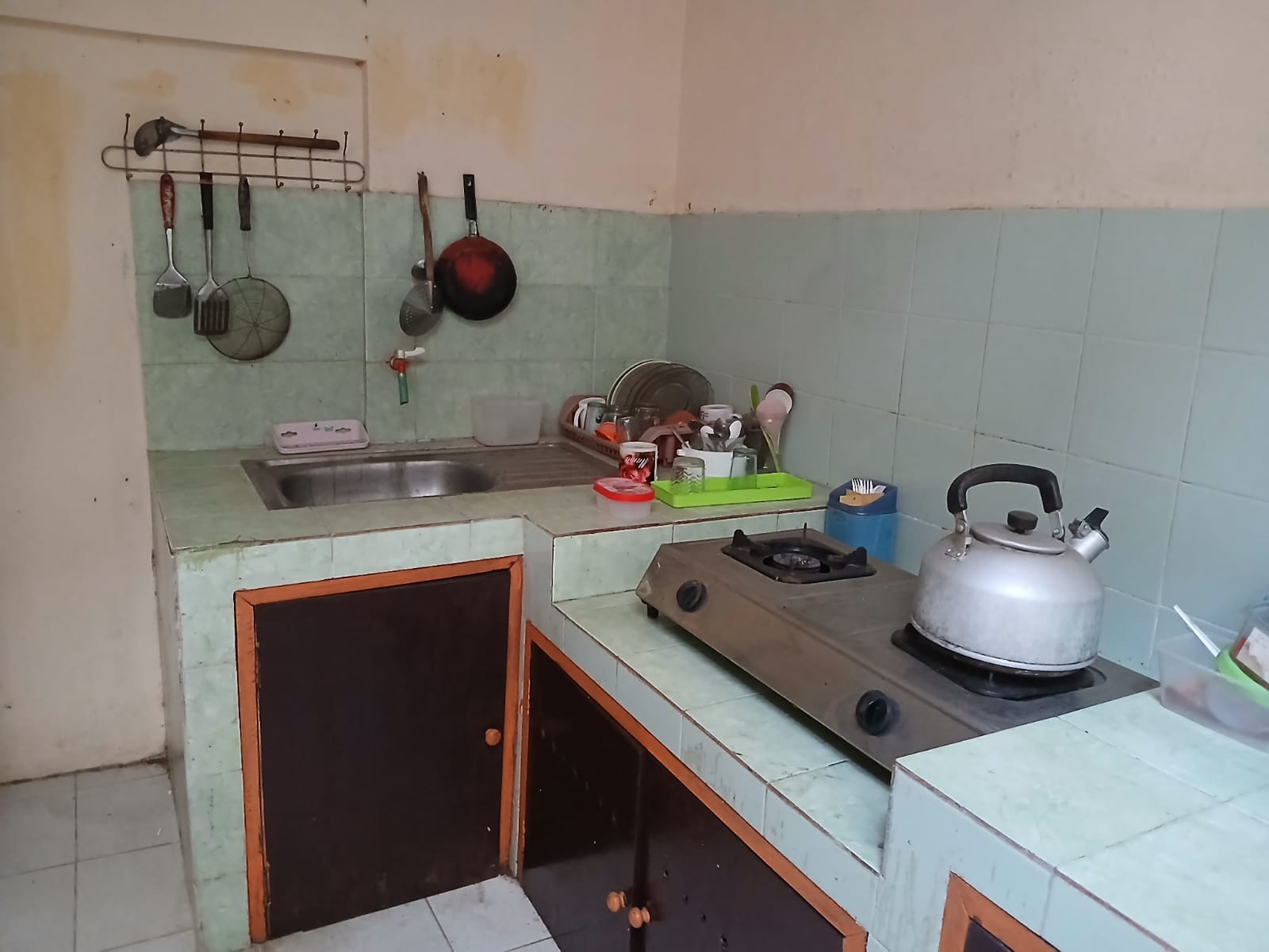 Di Sewakan Rumah 2 Lantai Luas dan Terawat Furnish