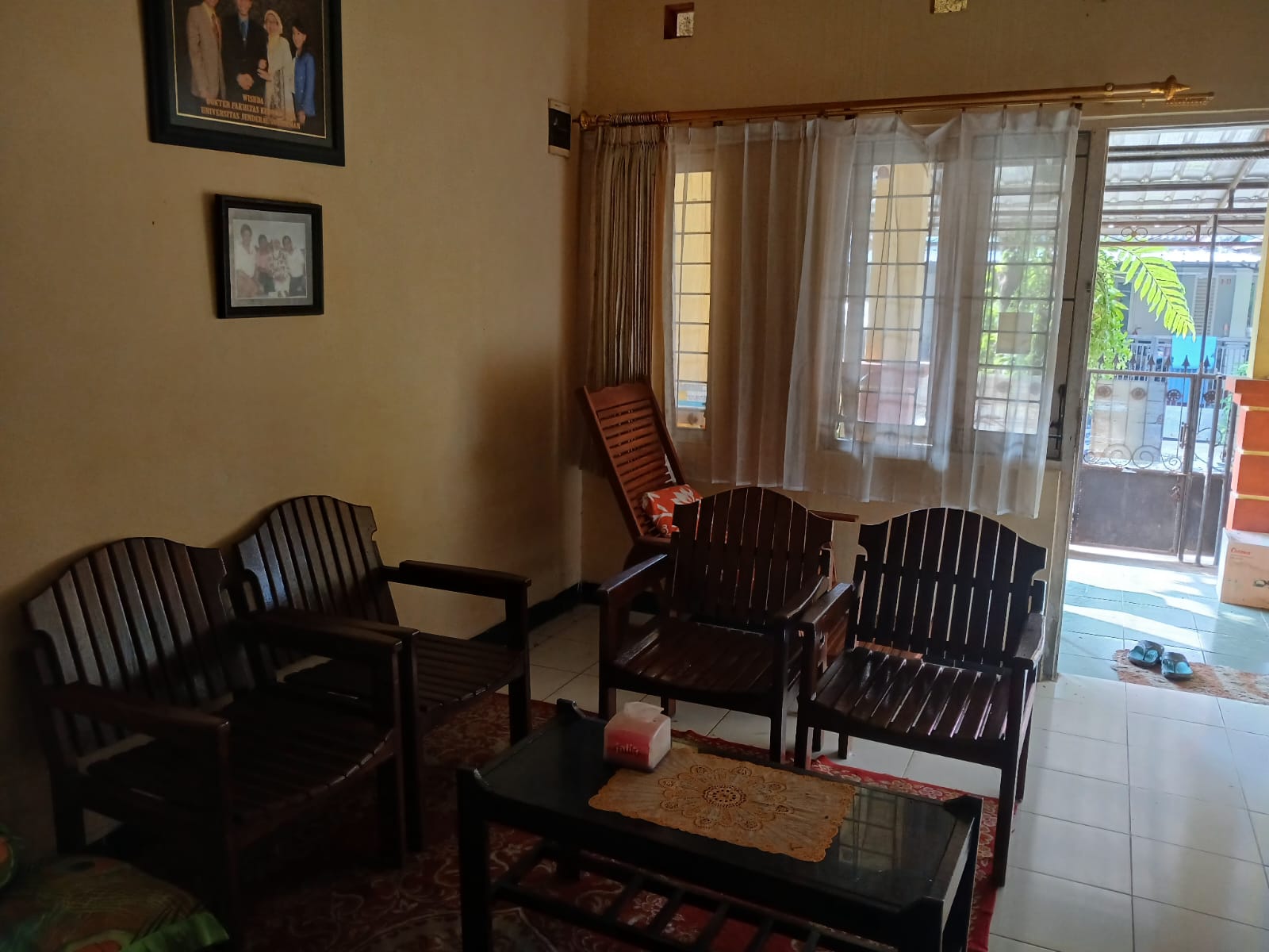 Di Sewakan Rumah 2 Lantai Luas dan Terawat Furnish