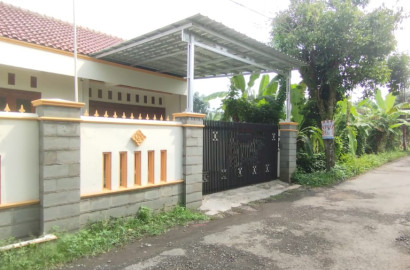 DISEWAKAN RUMAH 3 KAMAR SEJUK DEKAT PERSAWAHAN, BERKOH PURWOKERTO