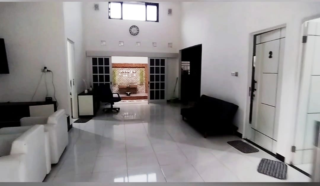 Disewakan Rumah Furnished & SwinPool, 3 Menit Kampus B Harapan Bangsa