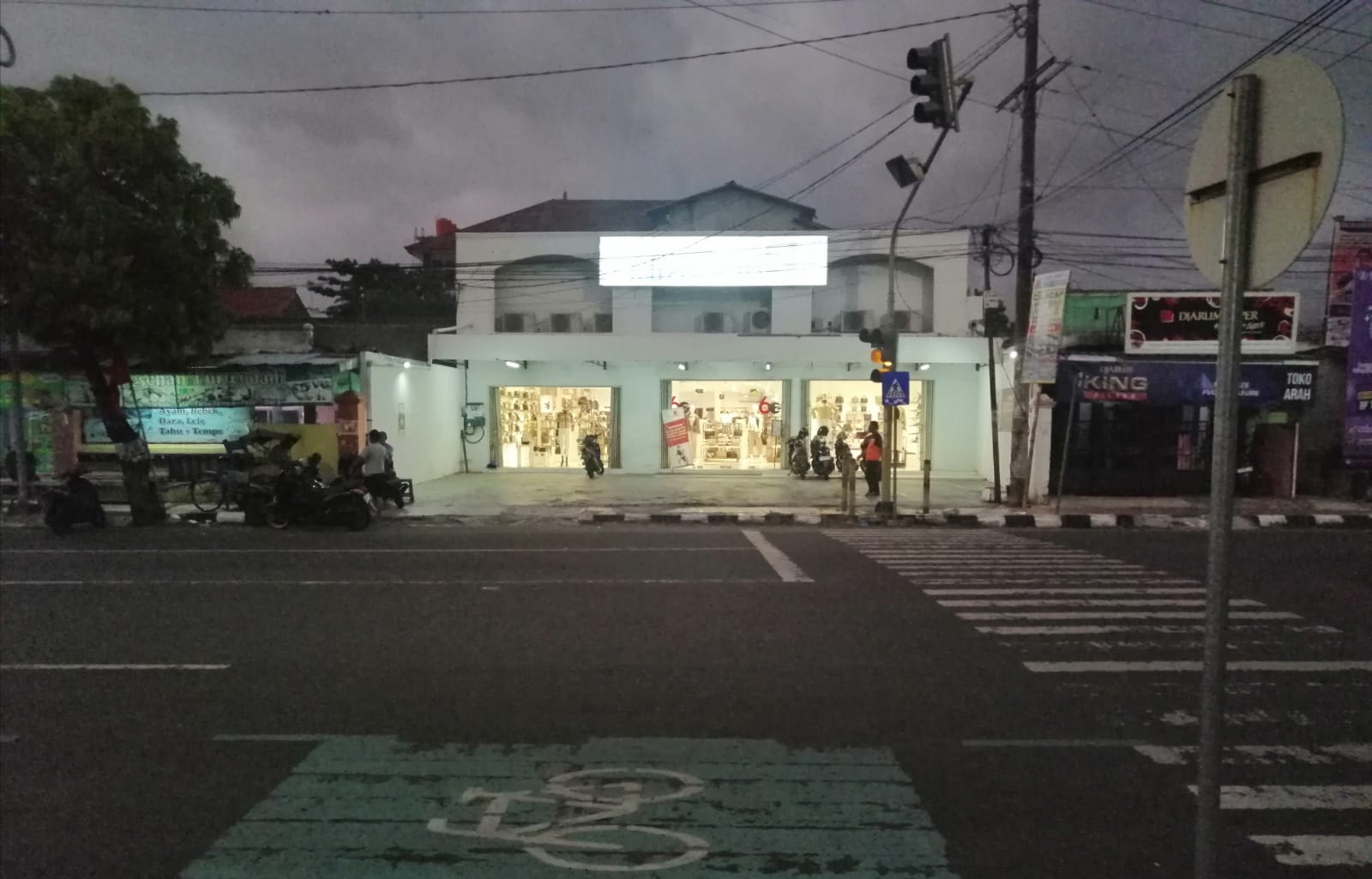 Disewakan Toko Lokasi Ciamik Lebar 15 Meter - 2 Menit Alun-Alun Cilacap