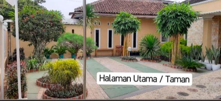 Rumah Bagus Halaman Luas Dekat Taman Kota