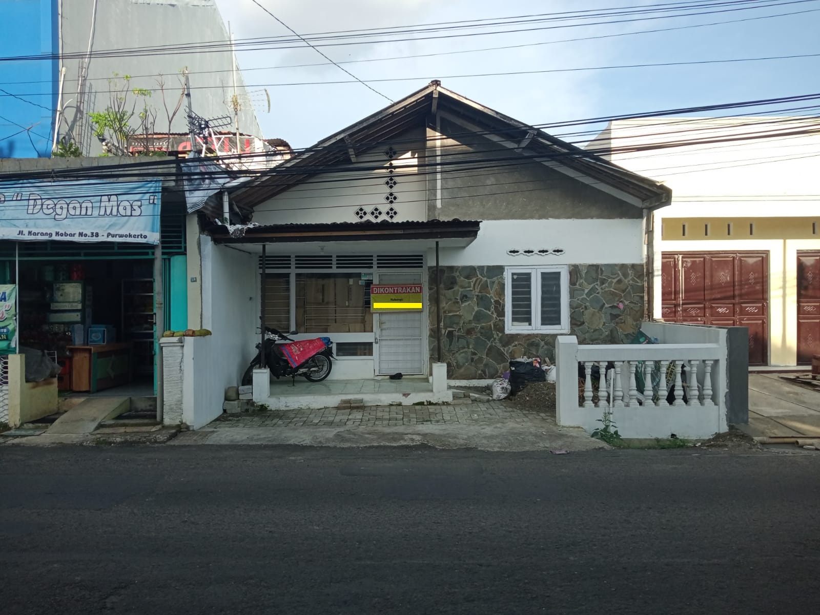 Disewakan Rumah Pinggir Jalan Dalam Kota - Cocok untuk Usaha dan Rumah Tinggal - Karang Kobar