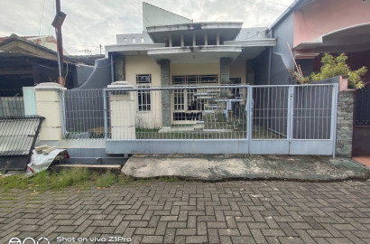 Rumah Nyaman Bangunan 1,5 Lantai Dekat Taman Kota Purwokerto