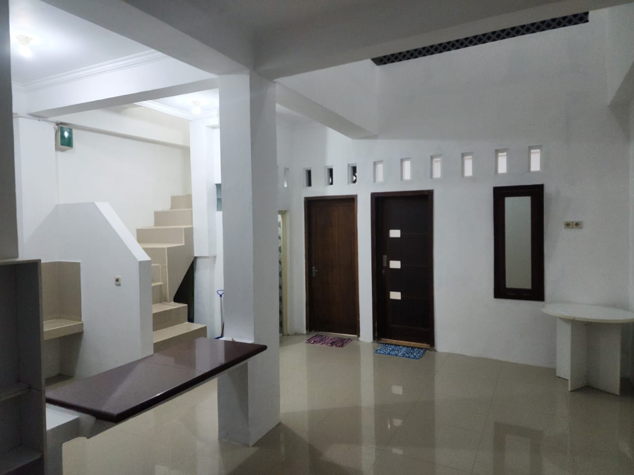 Disewakan Rumah Bagus Furnished 2 Lantai 8 Menit Ke Stasiun