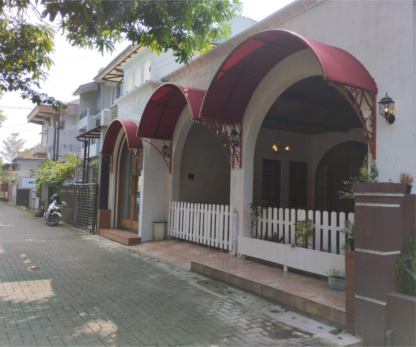 Dijual Rumah Bergaya Mediteranian Berikut Furniture Dalam Kota Purwokerto