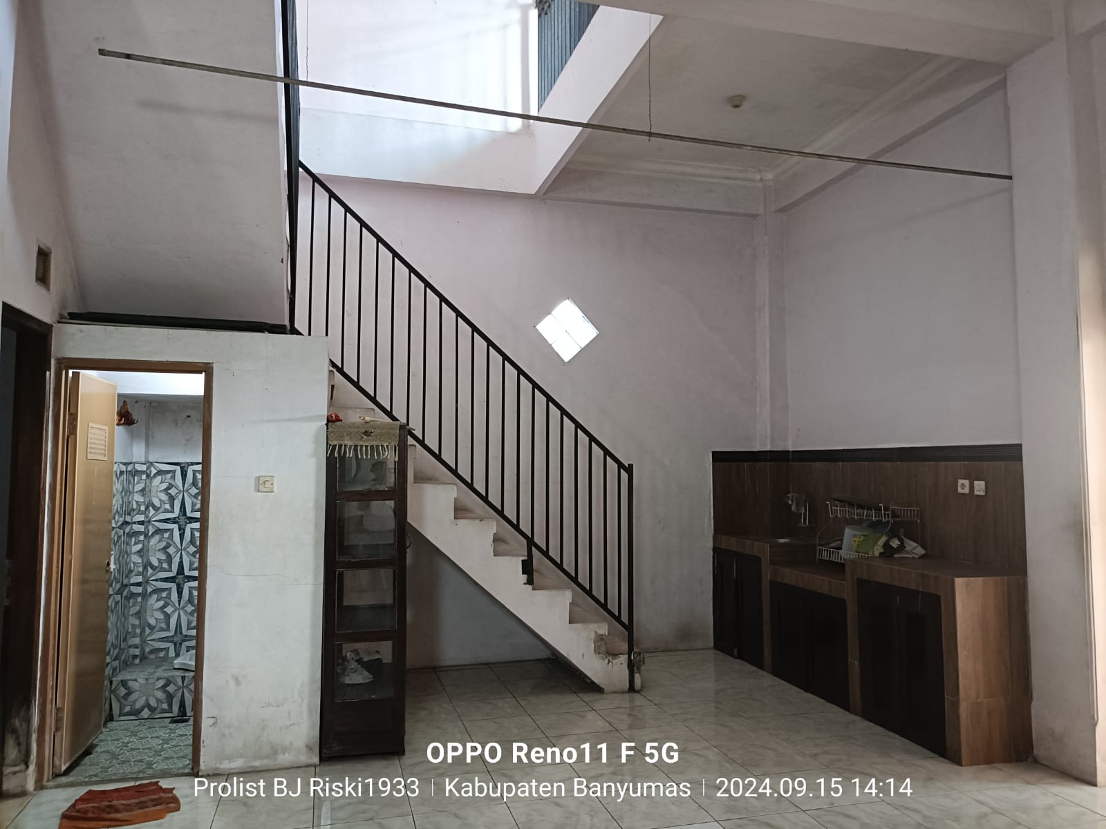 Disewakan Rumah Bagus Dengan Halaman Parkir Luas, Cocok Untuk Kantor