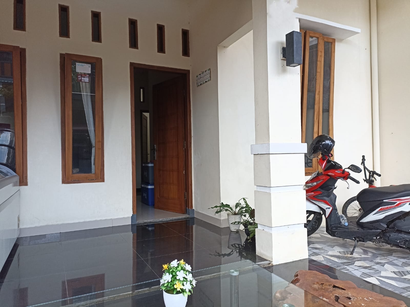 Rumah 2 Lantai Kusen Jati Dekat Stasiun Purwokerto