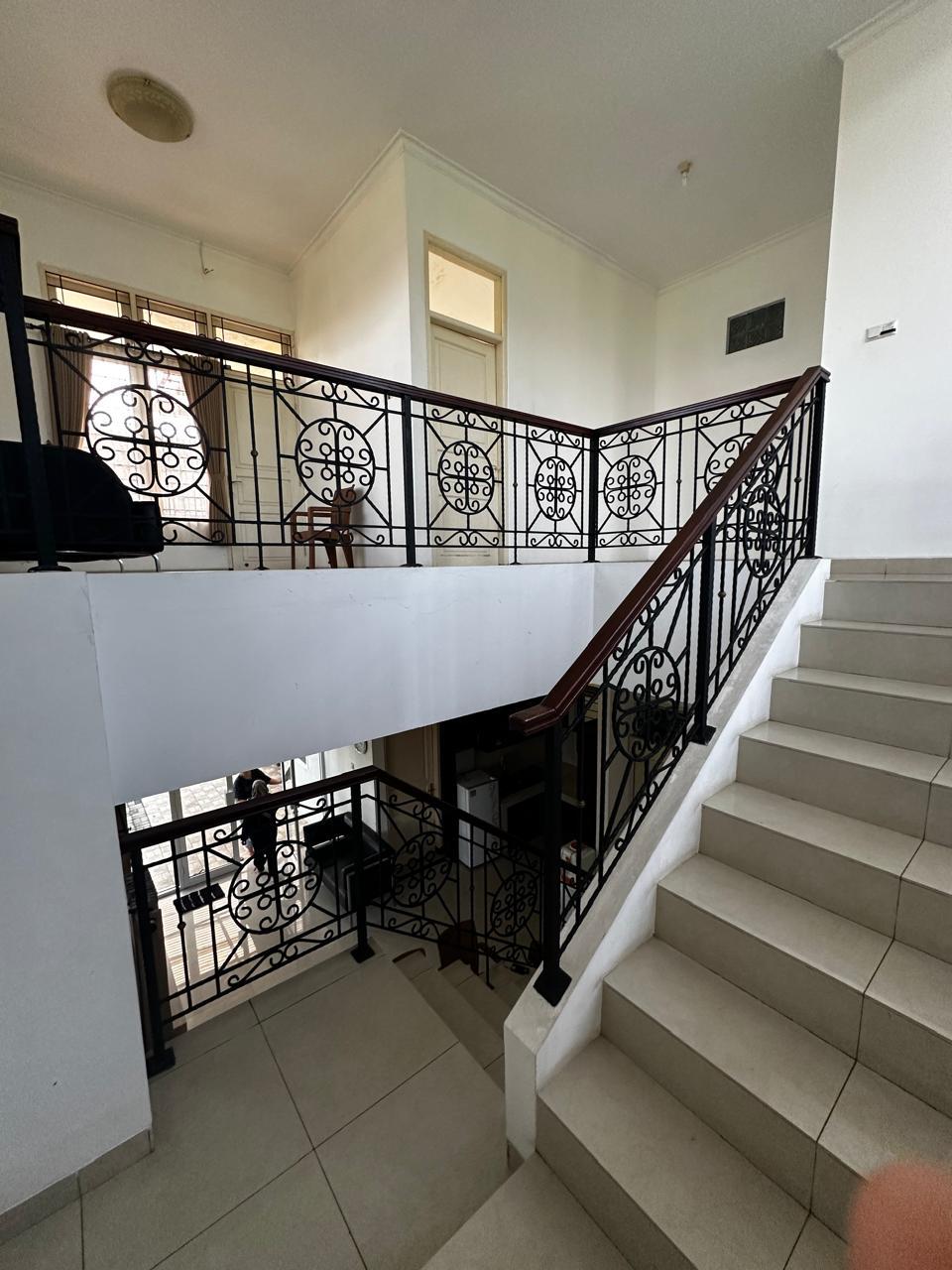 Rumah 2 Lantai Arsitektur Klasik Kawasan Elite Di Area Utara Purwokerto