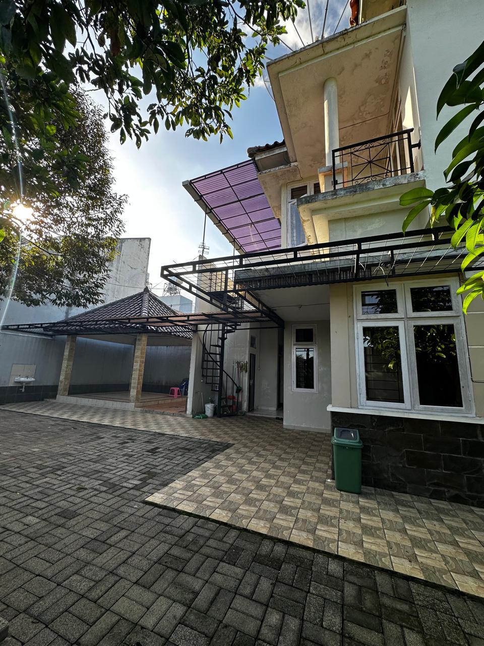 Rumah 2 Lantai Arsitektur Klasik Kawasan Elite Di Area Utara Purwokerto