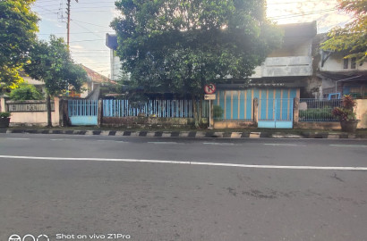 Rumah Terawat Pinggir Jalan Raya  Selangkah Ke Alun-alun Purwokerto
