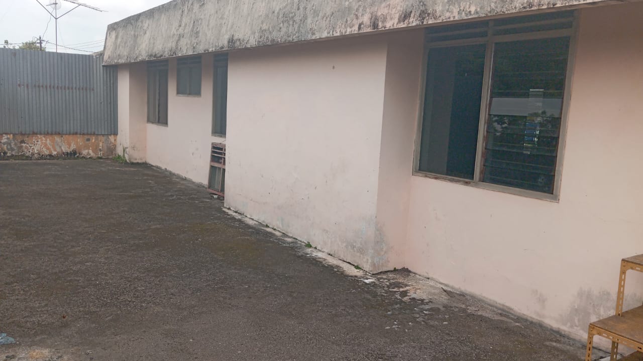 Rumah Terawat Pinggir Jalan Raya  Selangkah Ke Alun-alun Purwokerto
